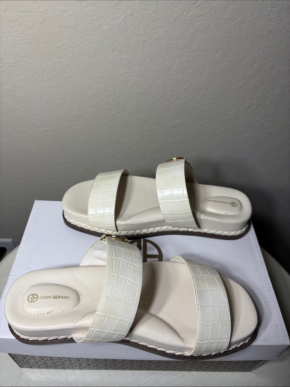 Giani Bernini Gianaa White Croc Double Strap Comfort Sandals NIBox Size 7.5 - Picture 10 of 13